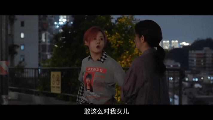 孙俪秦海璐杀青捧花照孙俪秦海璐新剧杀青捧花留念见证拍摄落幕，正午阳光品质护航，双