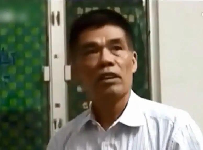年轻时坐拥千万资产，逼着前妻净身出户，把两个亲生女儿赶出家门，连一分抚养费都不肯