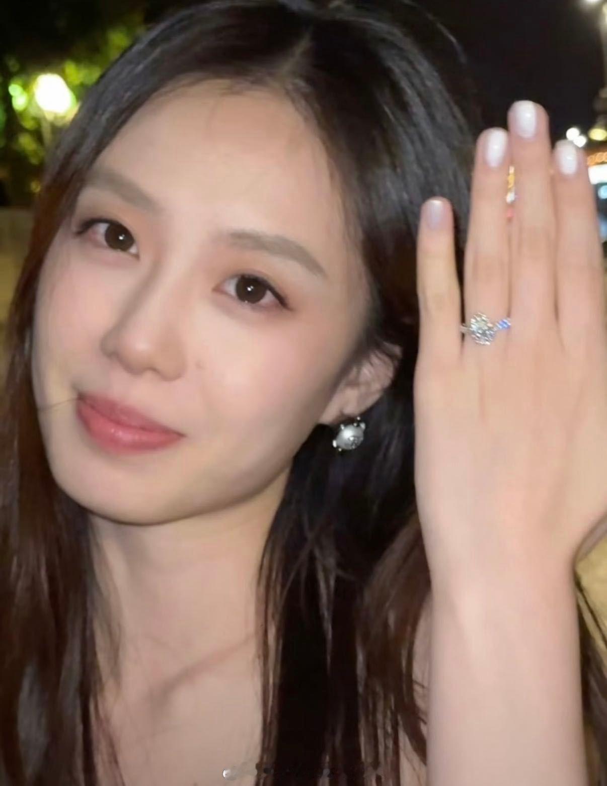 求婚之后两个人兴冲冲想办婚礼，结果一顿操作下来，最先卡住的居然是场地。提前一年半