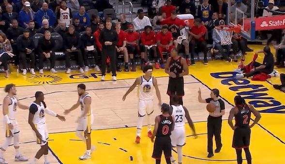 好久不见，库明加时隔16场比赛，再次代表勇士披挂上阵。

随着勇士对巴特勒受伤，