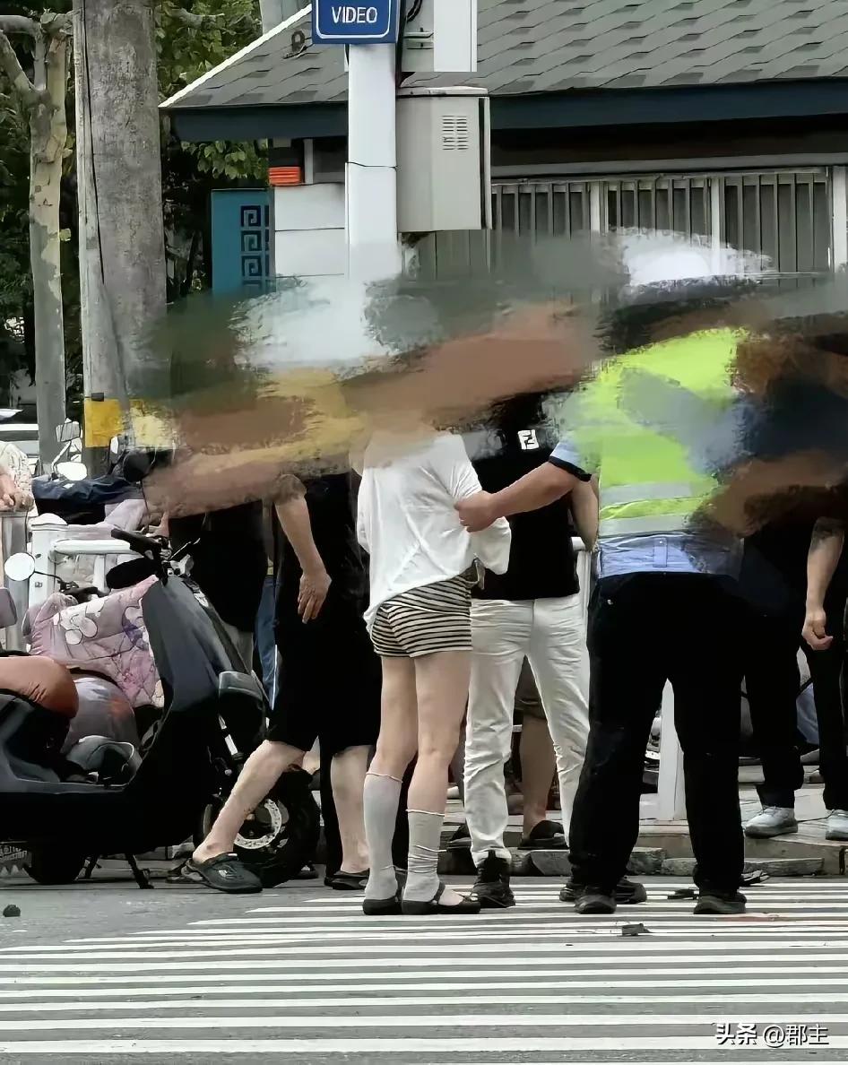安徽广德女司机，你也是有孩子的母亲，被你开车撞的也是一位母亲，都是母亲，两个孩子