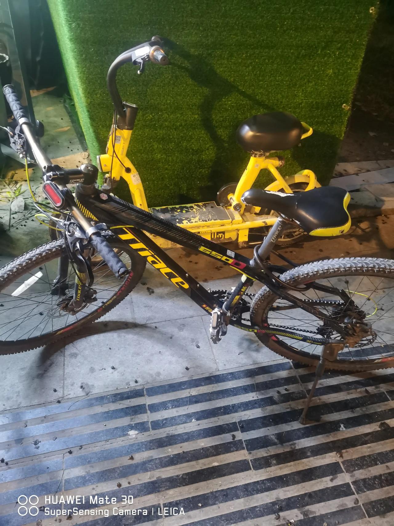 乱丢小黄车，天理难容。
       近几年城市里面出现的小黄车给大家的出行带来