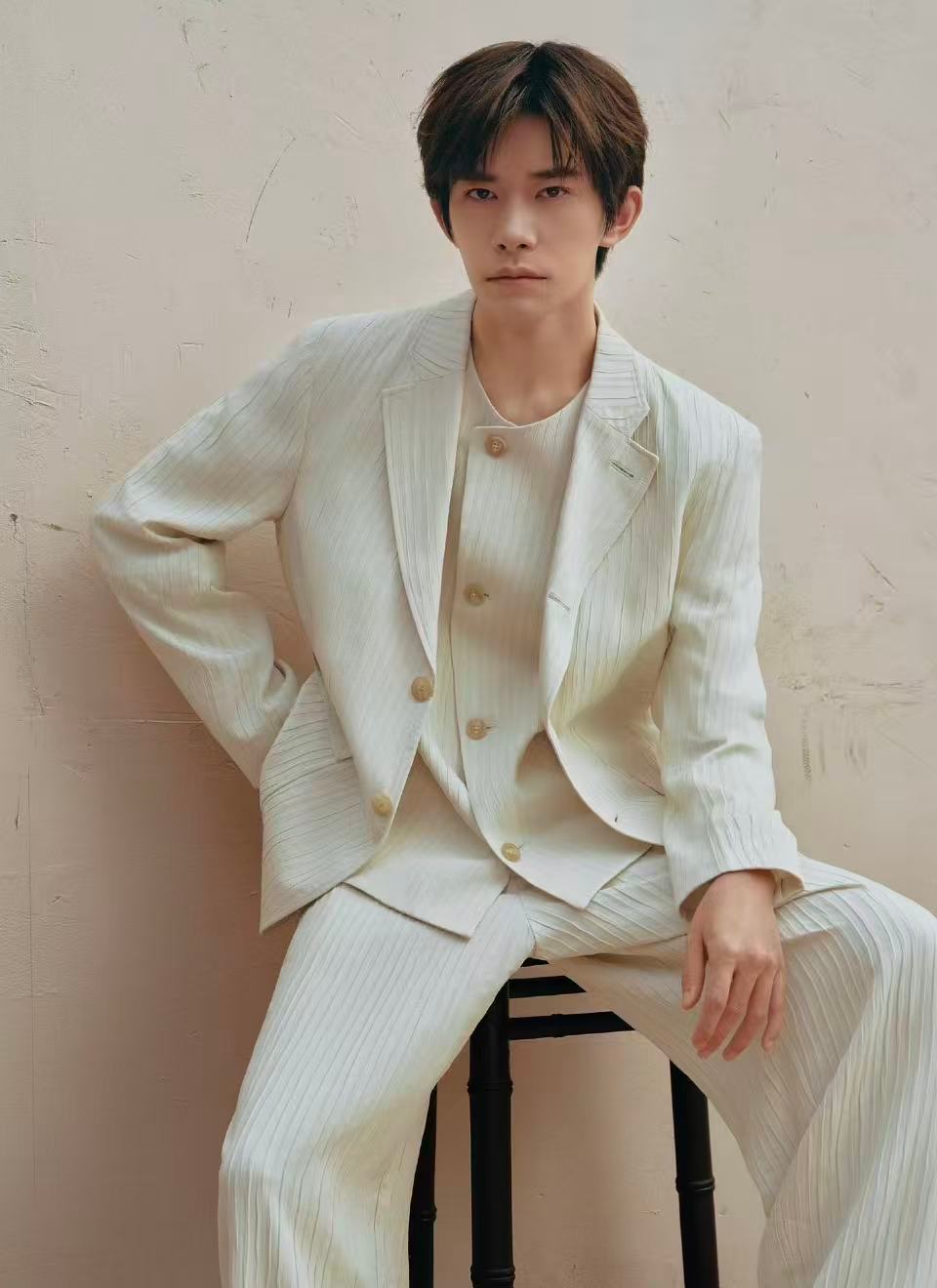 易烊千玺穿漂亮衣服这才是易烊千玺该穿的衣服这才是易烊千玺该穿的衣服，漂亮男孩穿漂