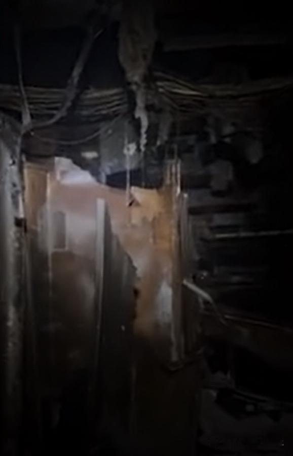 福特号焖烧惨状照片曝光了，水手乘员舱整个烧成了框架。钢筋框架在经历30个消失的大
