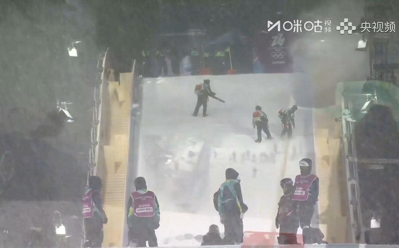 现场大风，比赛推迟了全民聊冬奥