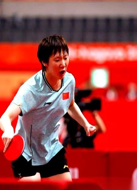 2026年9月24日亚运会女团决赛上，王曼昱听教练马琳讲战术时低着头，孙颖莎凑过