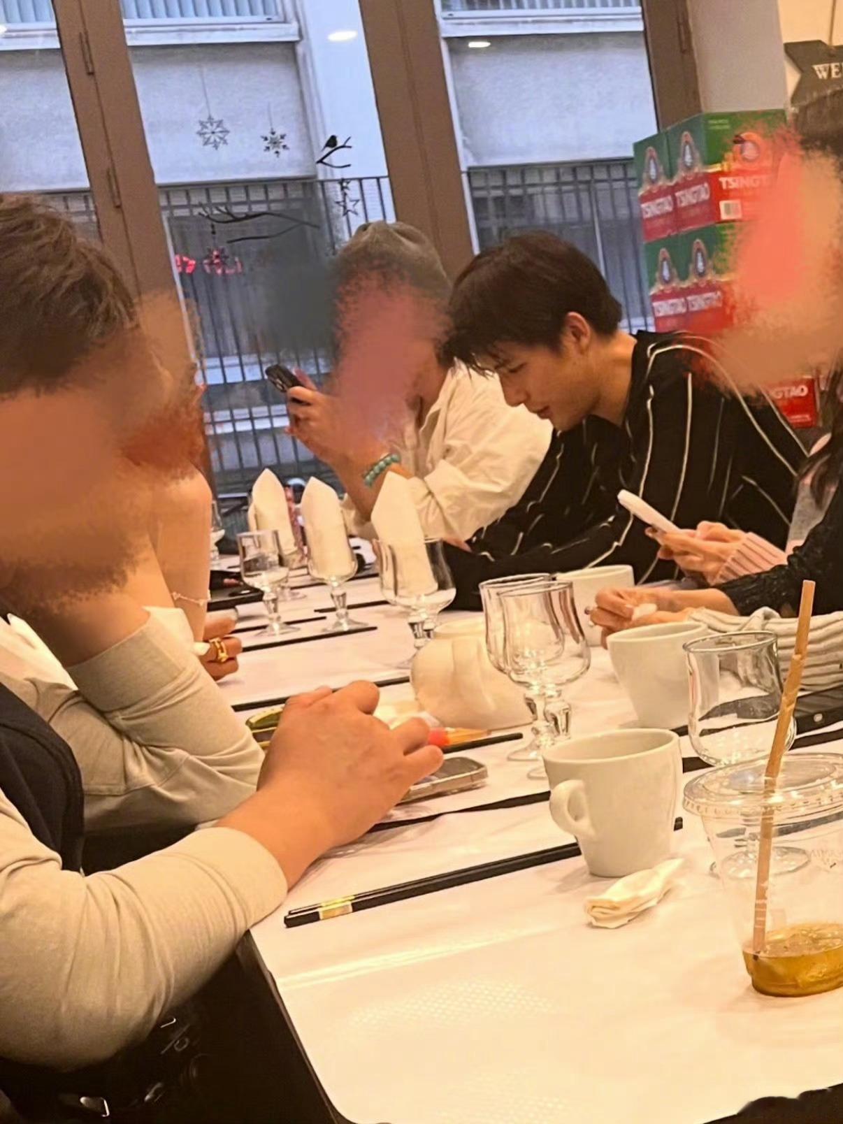 中国人真的在哪里都是中国偶遇王安宇在巴黎吃川菜王安宇董洁巴黎聚餐 ​​​