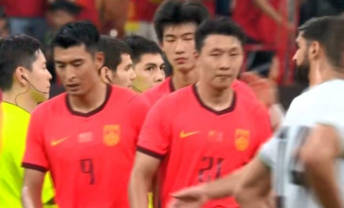 国足再输塔吉克斯坦，已经三连败、零进球，算是彻底把脸丢到了家门口。
10月6日晚