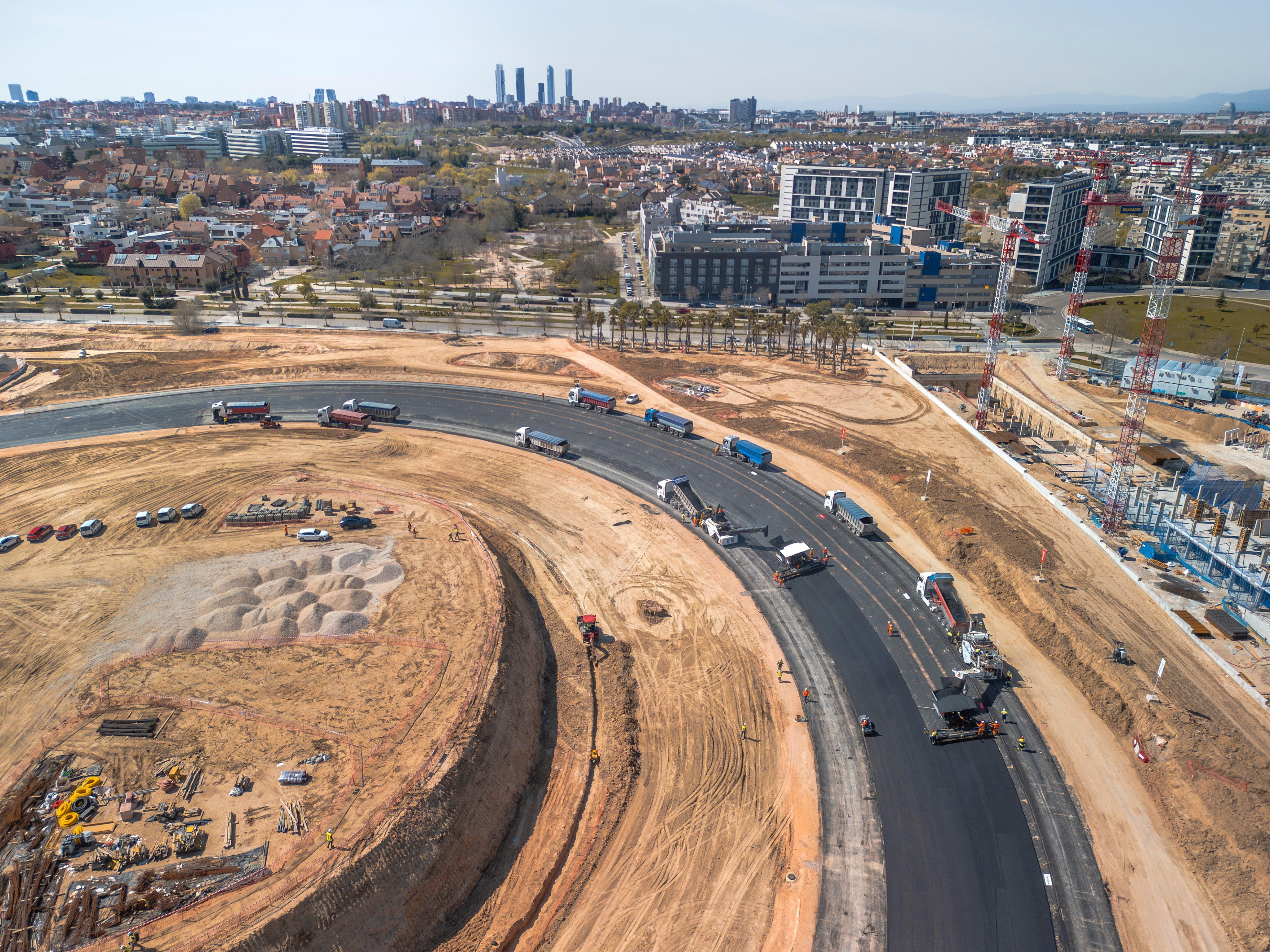 f1 马德里赛道初见样貌，图5感受下25%坡度的弯角～ 