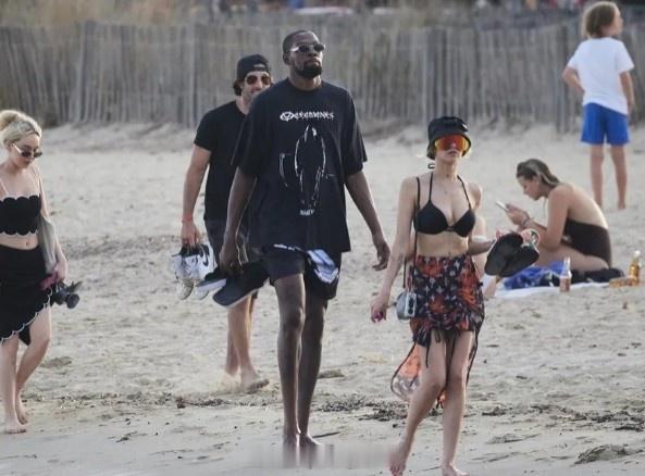 杜兰特做客美女博主Bobbi Althoff的播客节目 “NOT THIS AG