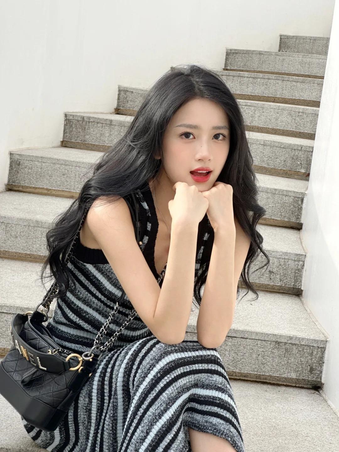 北京自由模特小姐姐，掌腱的线条像被温奶浸润过的软绸，从手腕延伸至掌侧，不僵硬却有