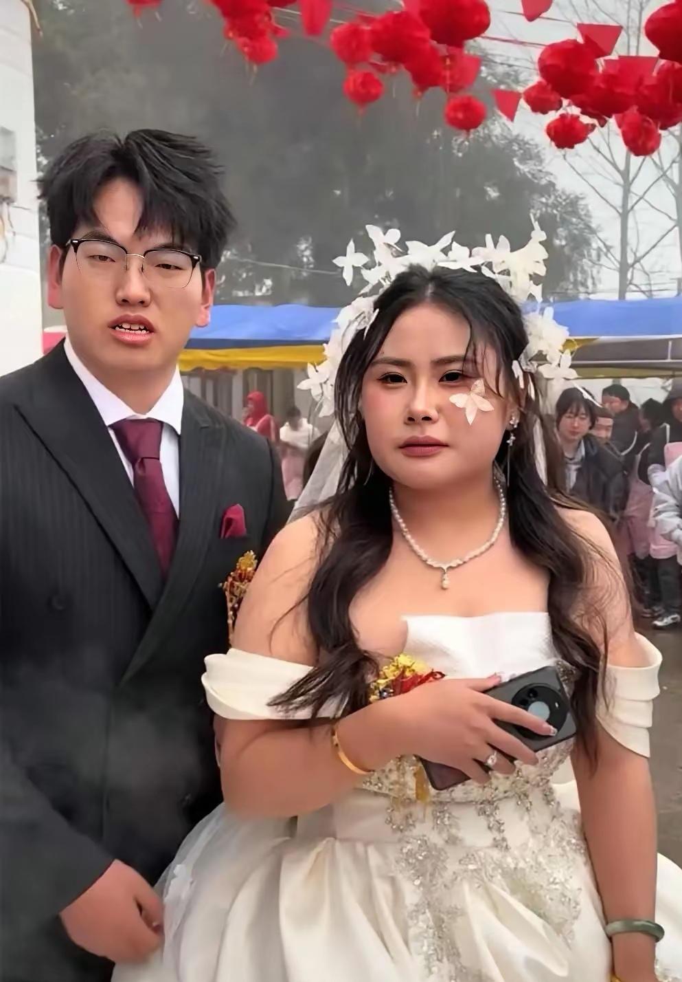 辣眼睛！新娘用一张白纸挡住乳沟，婚礼现场好尴尬！

某地一对新人正在举行婚礼。新