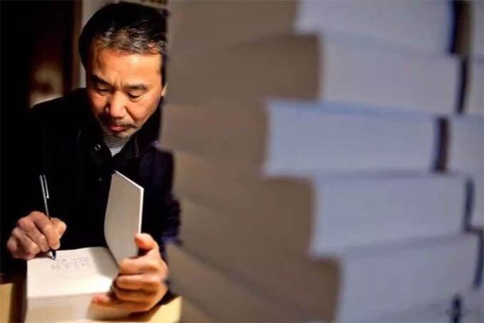 村上春树曾写道：  你要做一个不动声色的大人了。 不准情绪化，不准偷偷想念，不准