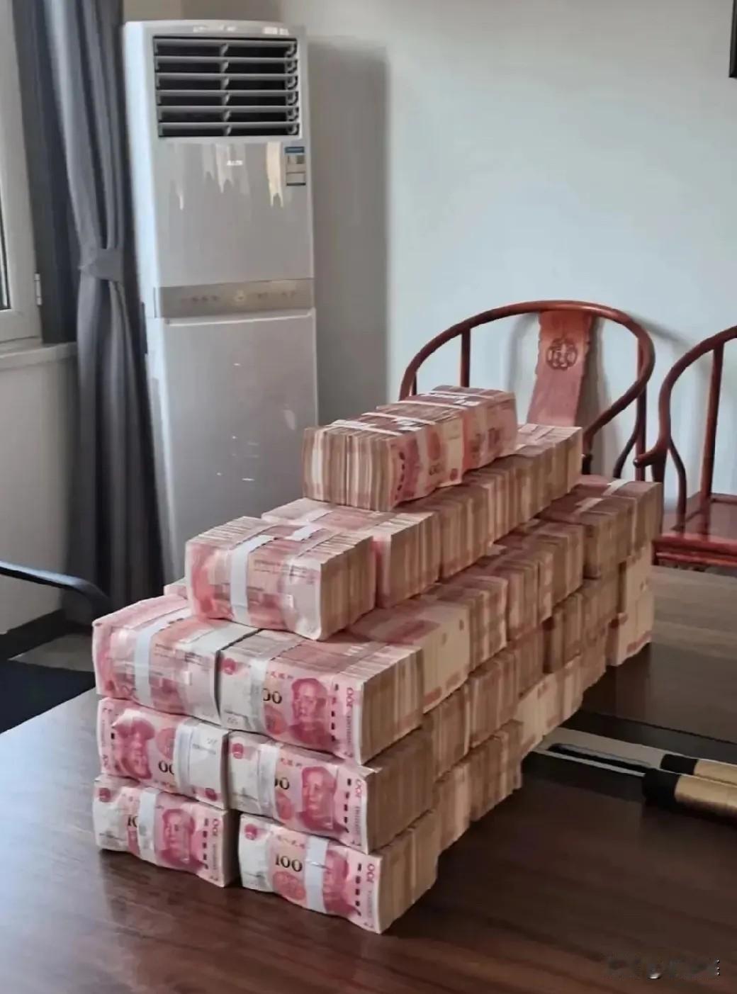 钱是个有灵性的东西，看到不领走，就会从你身边溜走。
​千万别等身边的财运溜走了，