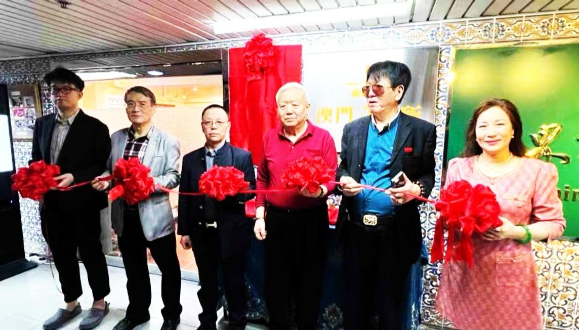 《路在脚下》

时事新闻报道：