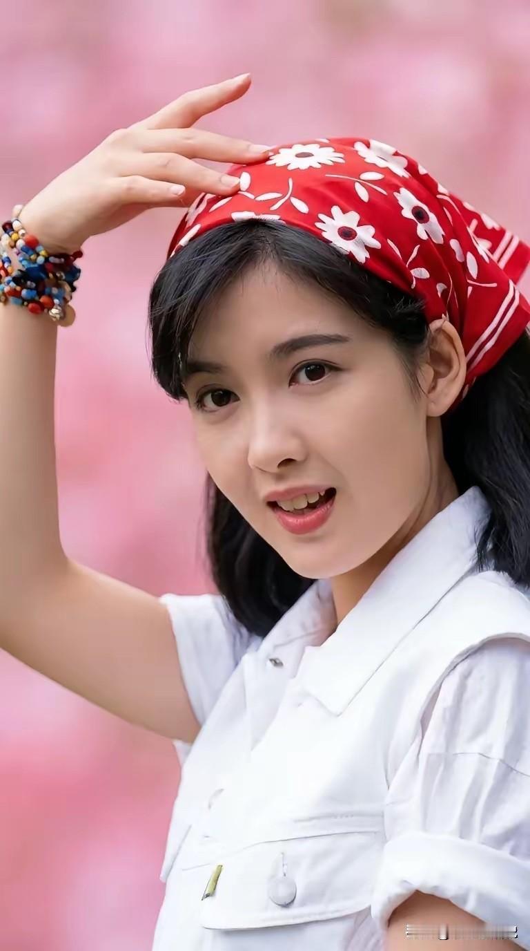 请说出一个，在香港能与她齐名的女艺人。