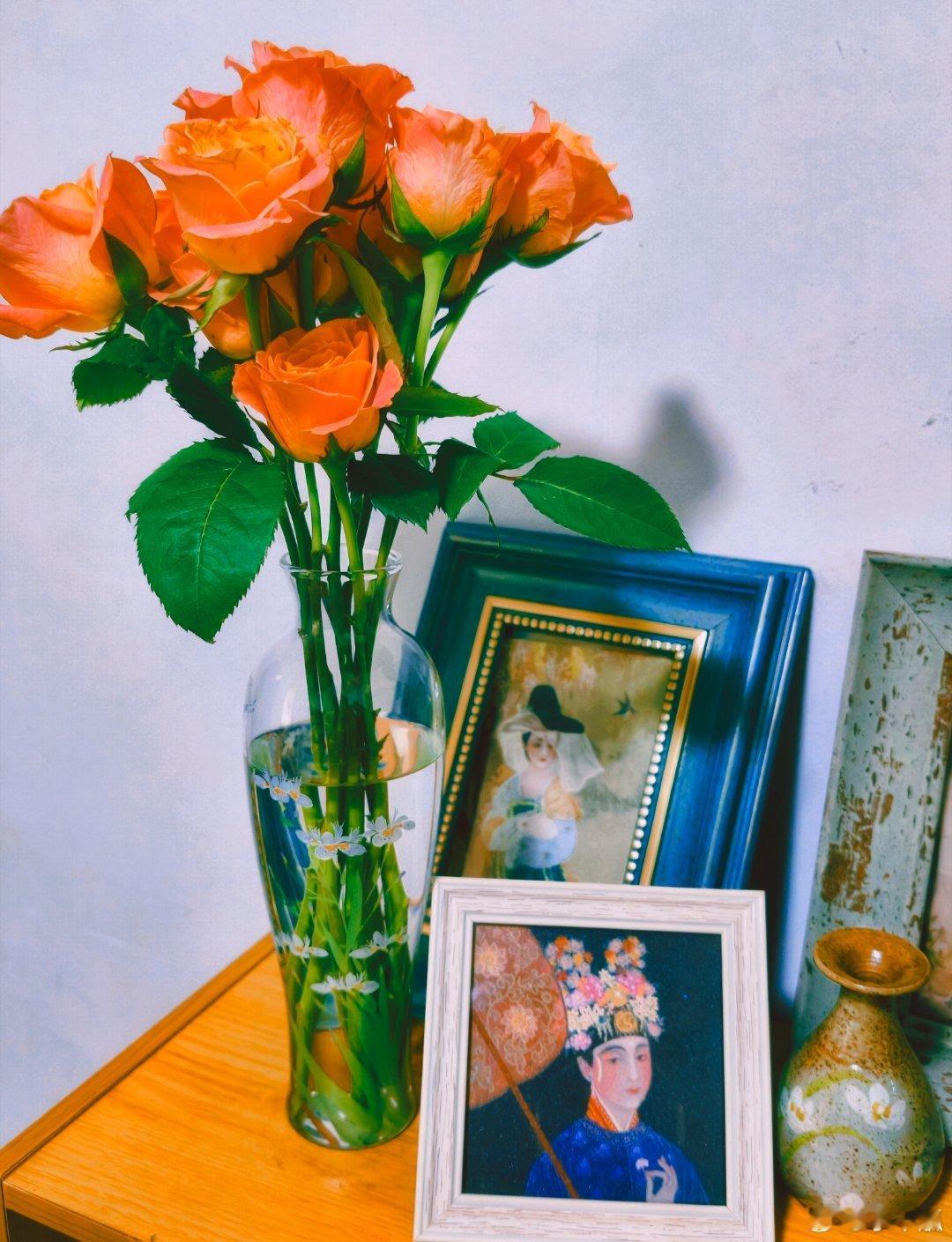 对新买的手绘鸢尾花瓶甚是满意～💐 