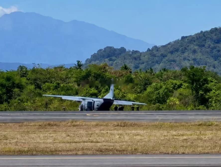 印尼接连两天有军机冲出跑道，昨天是印尼空军Su-30MK2，今天是印尼海军航空兵
