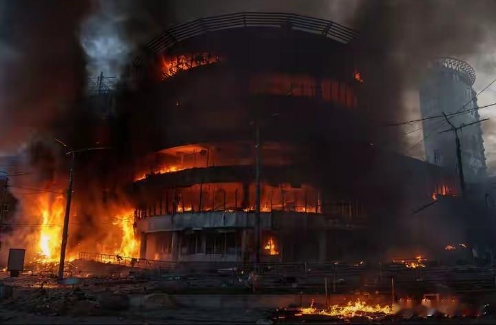 基辅多地接连爆炸，高楼倒塌起火被困人员待救援
 
当地时间6月2日凌晨，乌克兰首