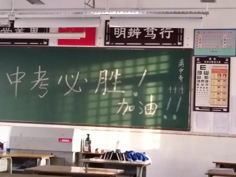 鸡娃的父母，到底卷到哪样了

中考，高考在即

有位父亲，陪着孩子练了整三年
在