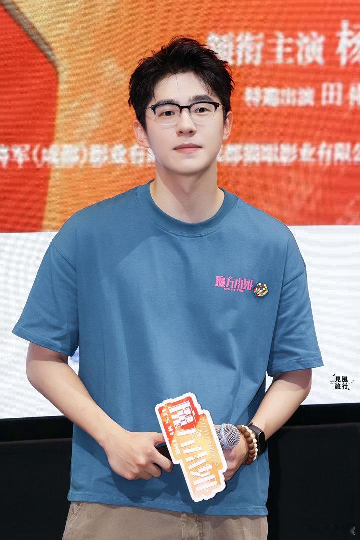魔方小姐原型奶奶被刘昊然圈粉路演现场奶奶和刘昊然碰面互动好温馨，奶奶直白夸赞长相