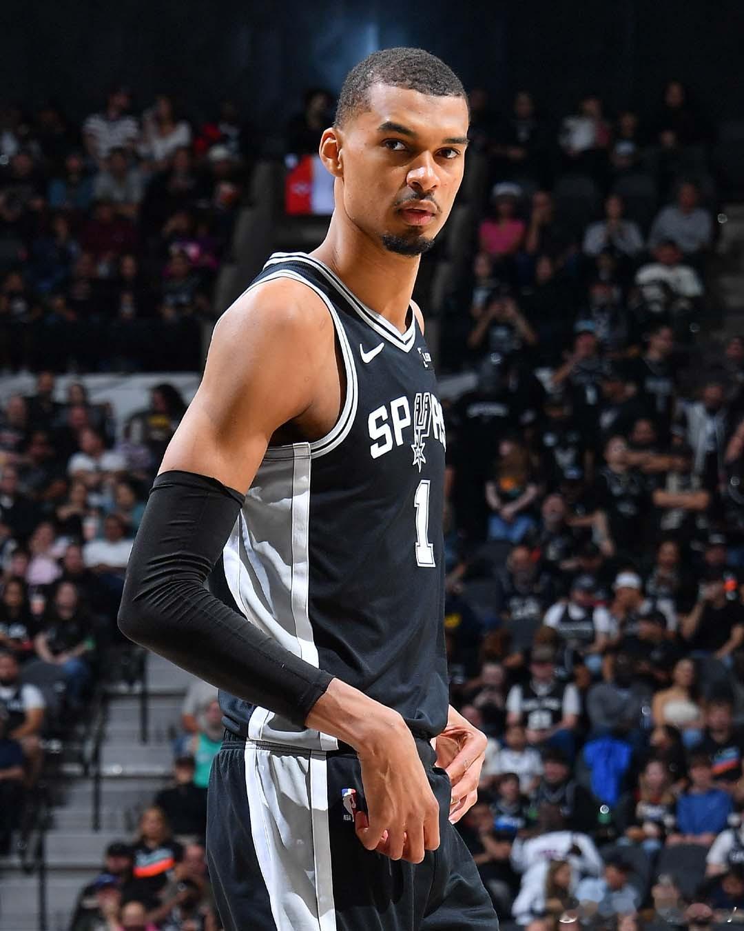 文班亚马今日复出战独行侠！他今天只要上场超过20分钟，便能获得参与本赛季各大奖项