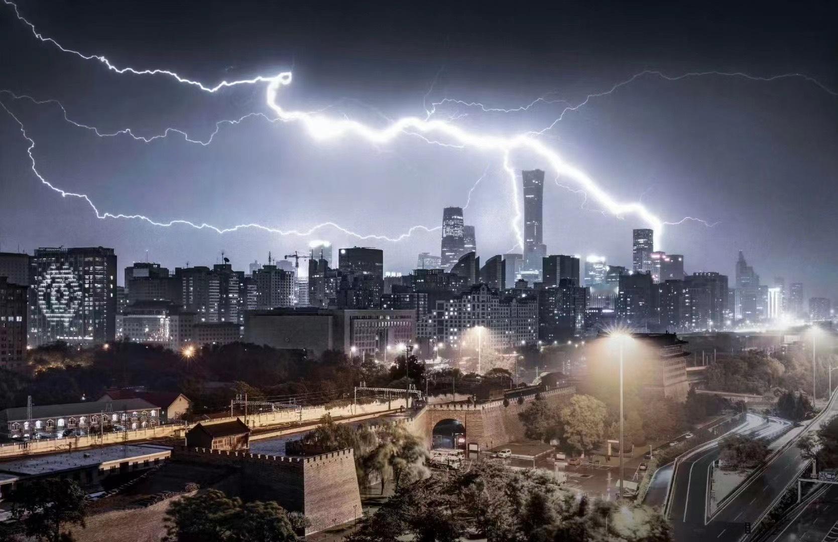 中国足球能在暴风雨后迎来哪怕一丝的曙光吗？暴风雨中🆚暴风雨后，今晚北京的天色变