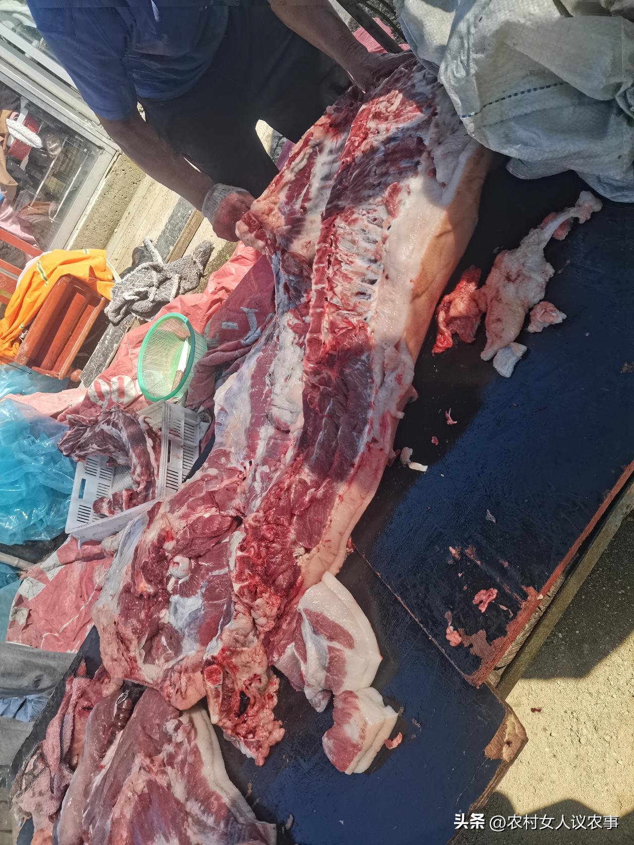 跑山猪肉20元一斤。
朋友包的山，山上鸡鸭鹅狗猪啥都有。
有一次，去朋友那买跑山