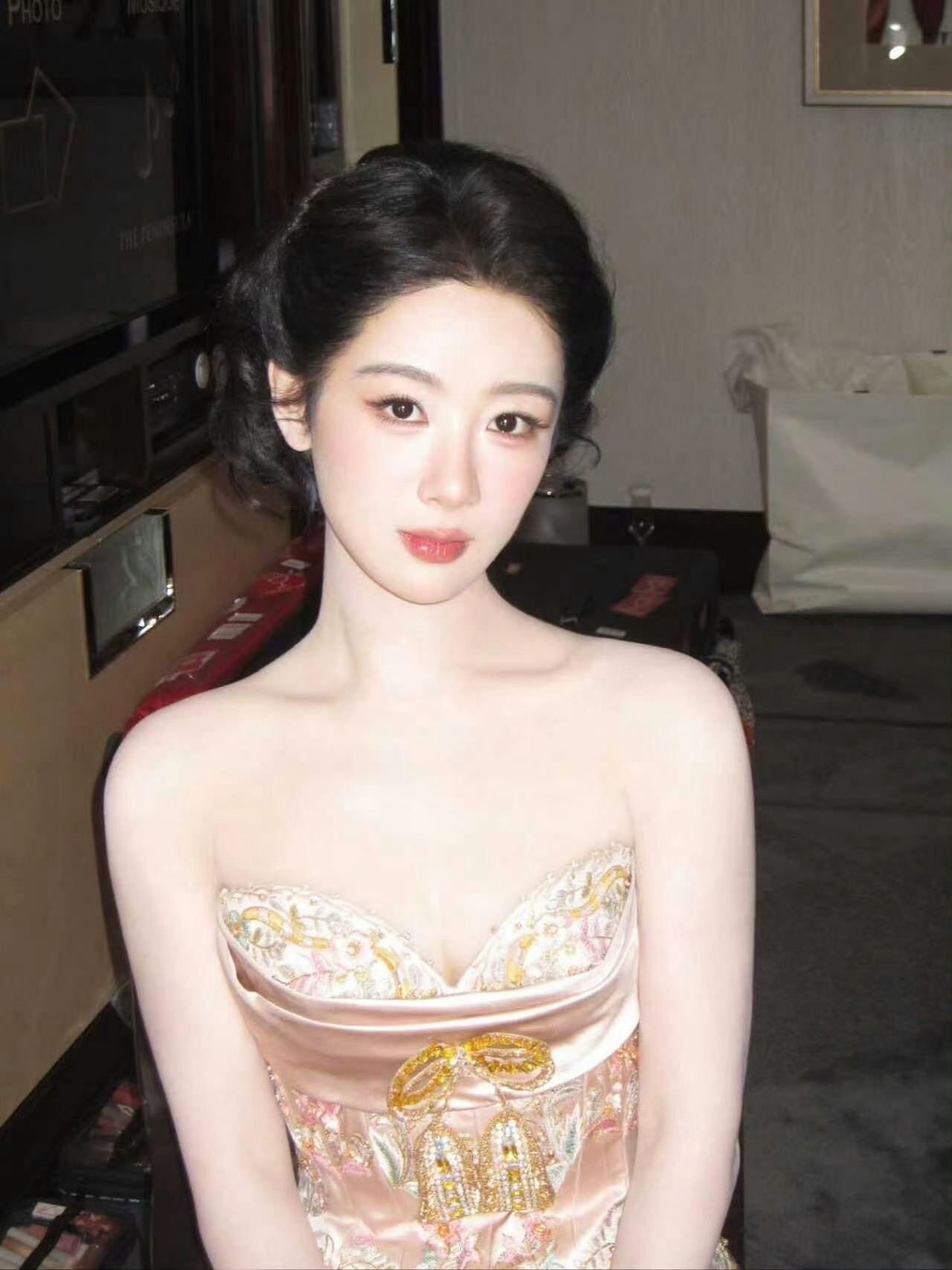 杨紫有捧杯神图了白玉兰并不是演员杨紫的终点，这是演员杨紫的起点！！！让我们恭喜实