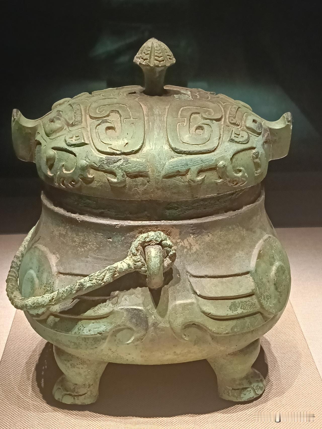 孝感博物馆里藏着一件3000年前的商代青铜酒器，名字长得很：商代青铜提梁鸱鸮卣。