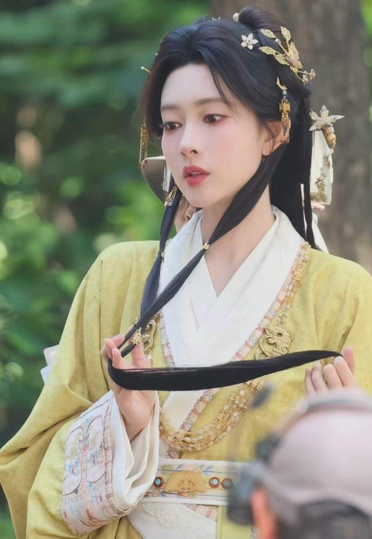 现在能理解说不贴原著的了 孟子义穿金戴银确实跟俗气一点不沾边 