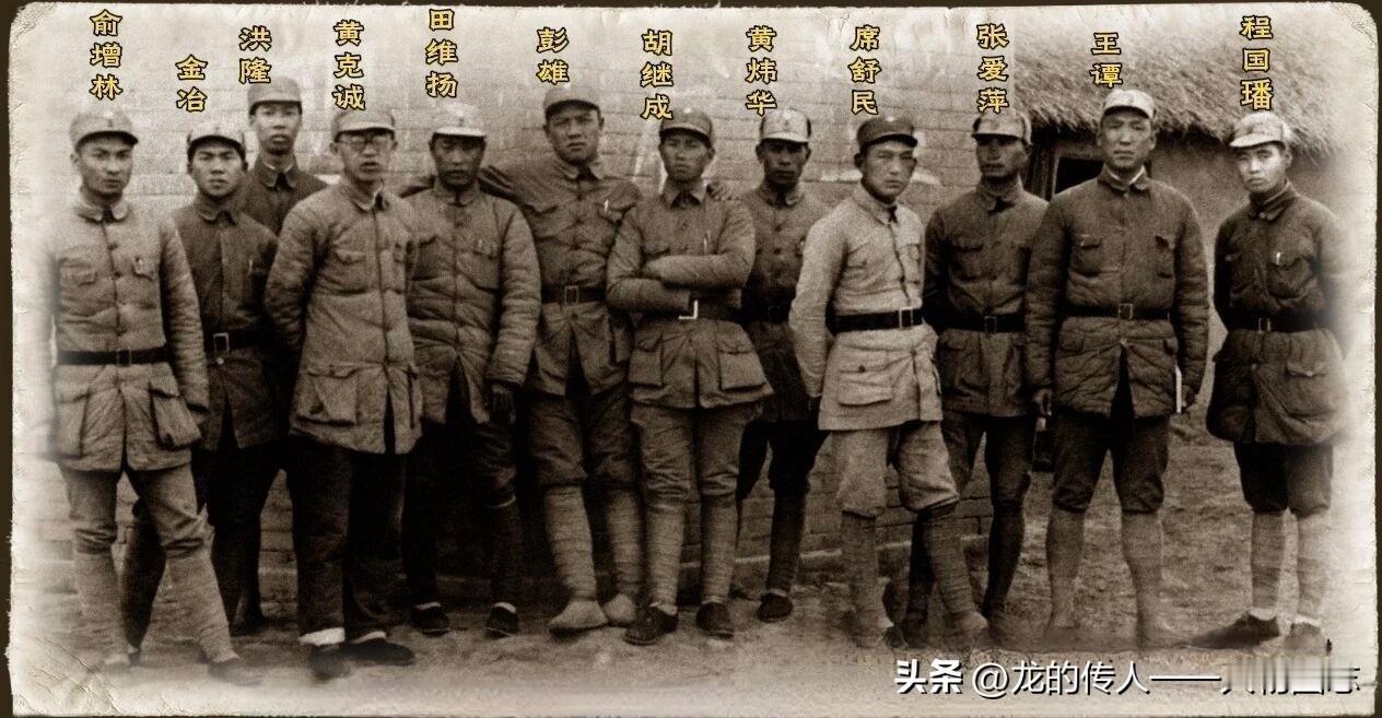 1942年2月在江苏阜宁孙河庄召开的新四军第三师军事教育会议的参会代表合影。