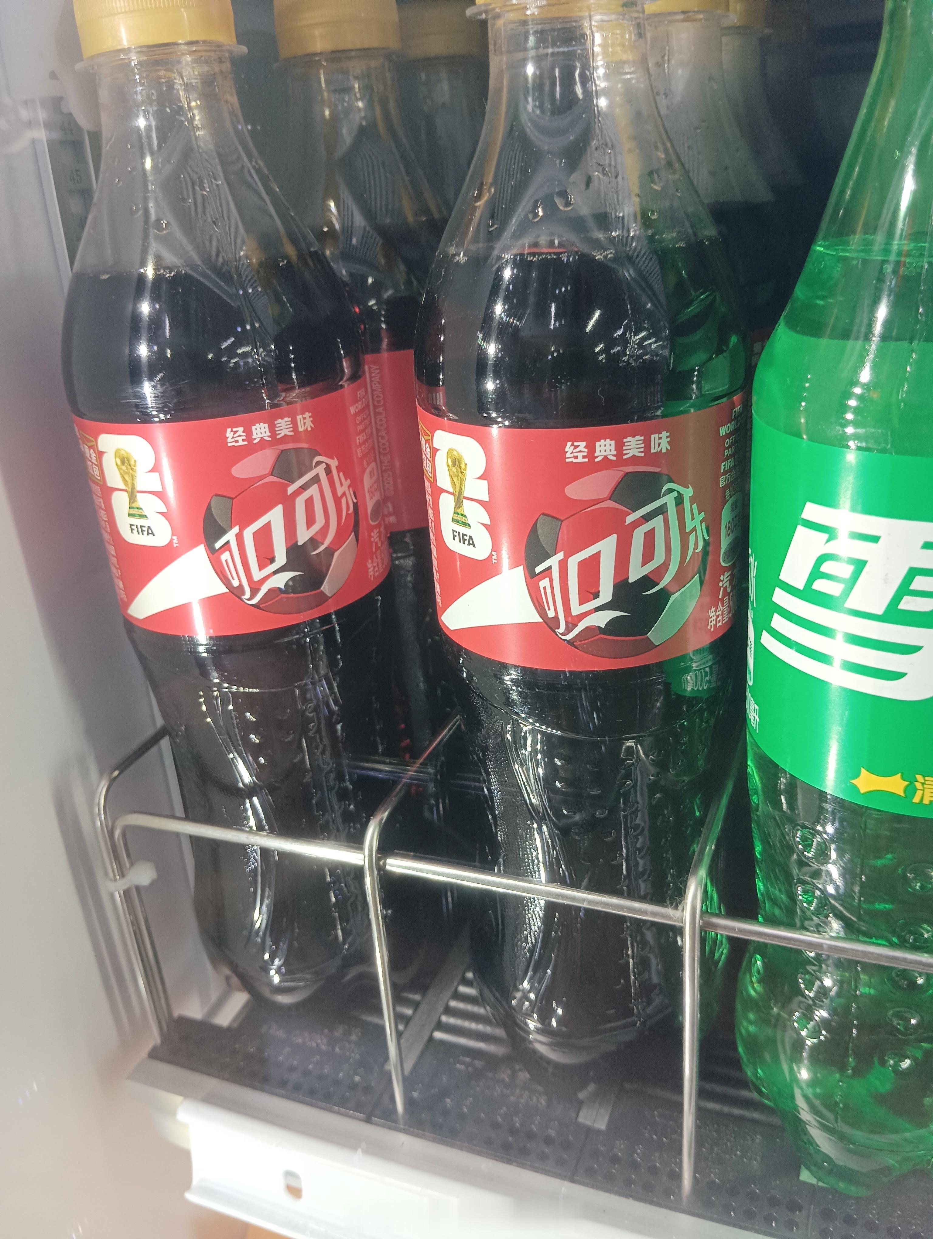 围观世界杯 世界杯越来越近了，超市里的世界杯元素满满