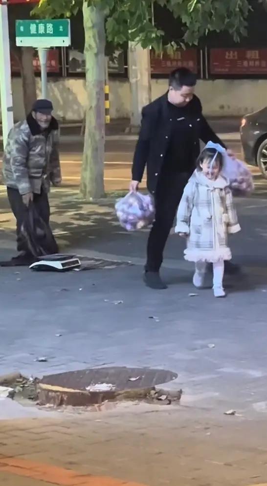 “山东淄博火了！”山东淄博一家人深夜回家，在路边发现一个卖苹果的老人，孩子父亲看