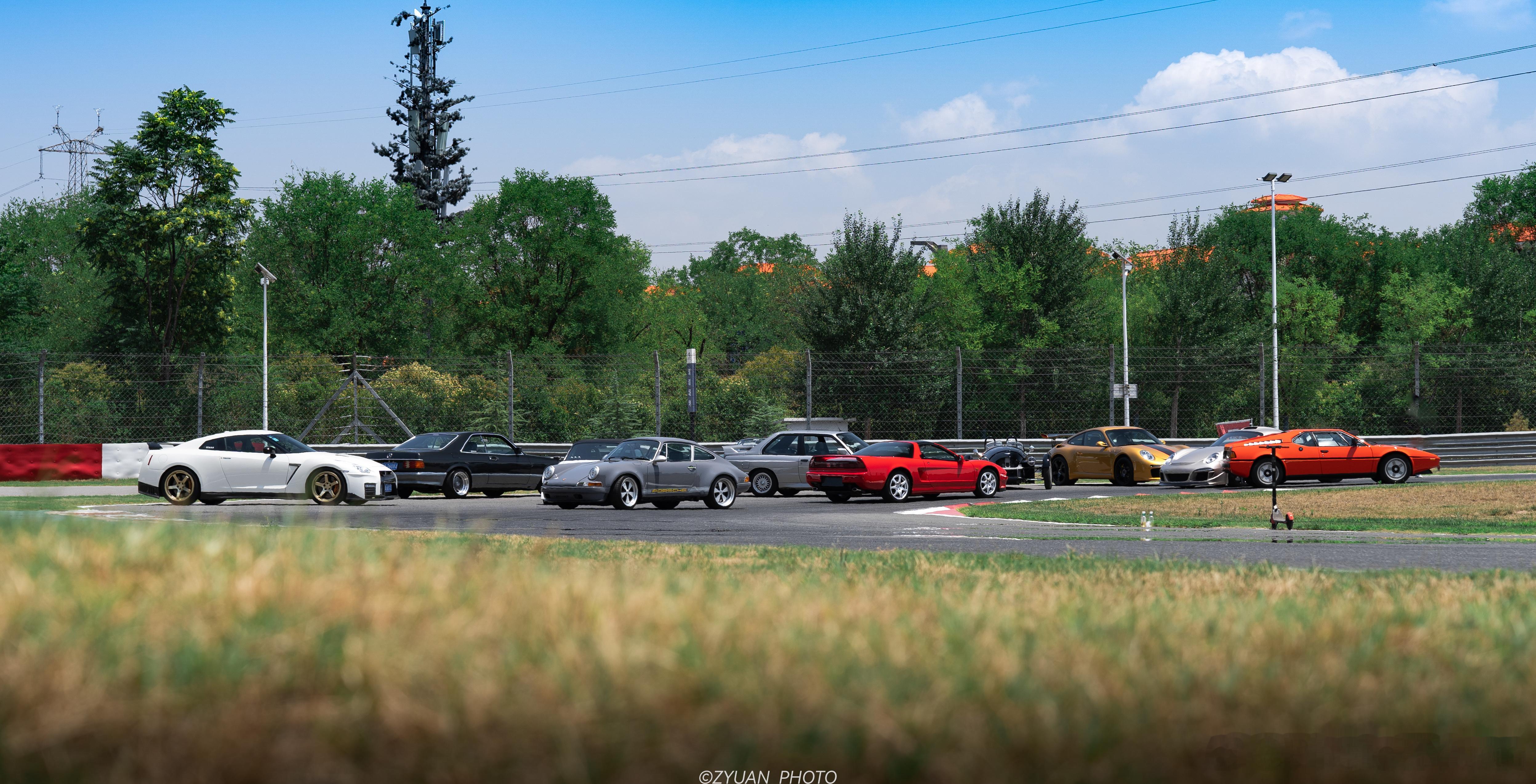 一幅图，亮点多多，大家第一眼看到的是那台车呢📸拍摄于2025年6月的西安——我