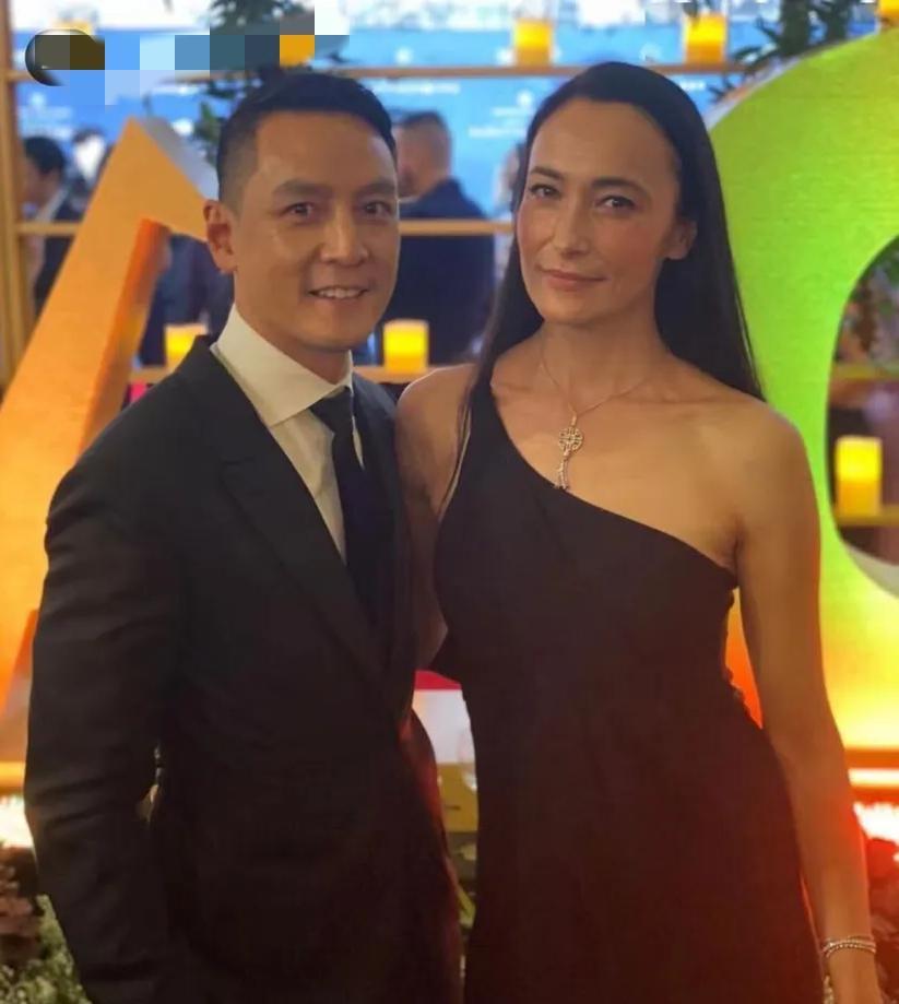 吴彦祖和老婆站一块儿，像双胞胎被P在一起。
不是整容，是日子过久了，连笑纹都长一