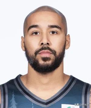 这吉林队的摩尔，是不是听说了吉林队的外援打的好，能去新疆挣大钱？我一个赛季也没有