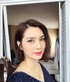 2000年，洪欣挺着肚子找到莫少聪。她说自己怀孕了。莫少聪不仅不承认和她的关系，