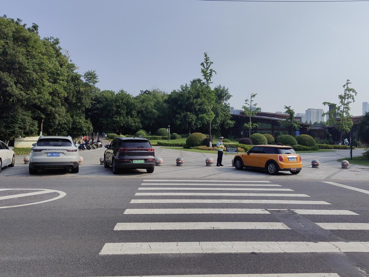 晨练临时泊车吃到罚单，规则之余可否多一些人文温度
 
今早7点40分结束晨练，途