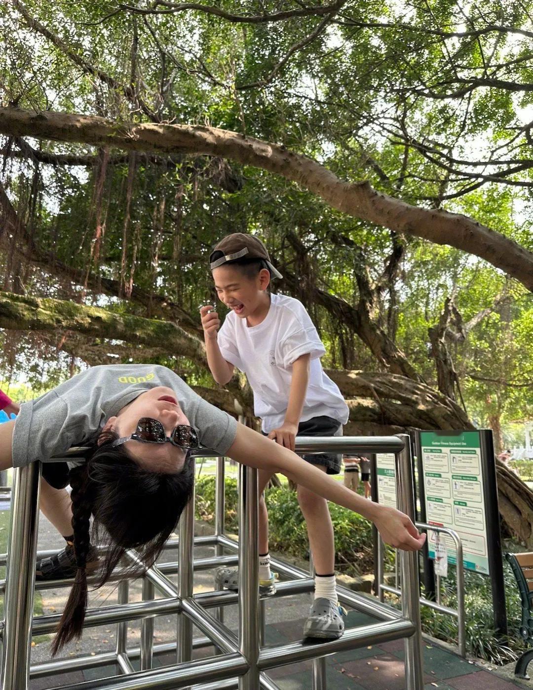ella陈嘉桦周末带娃，她负责搞怪，儿子负责欢乐，太开心了！有这么好玩的妈妈，小
