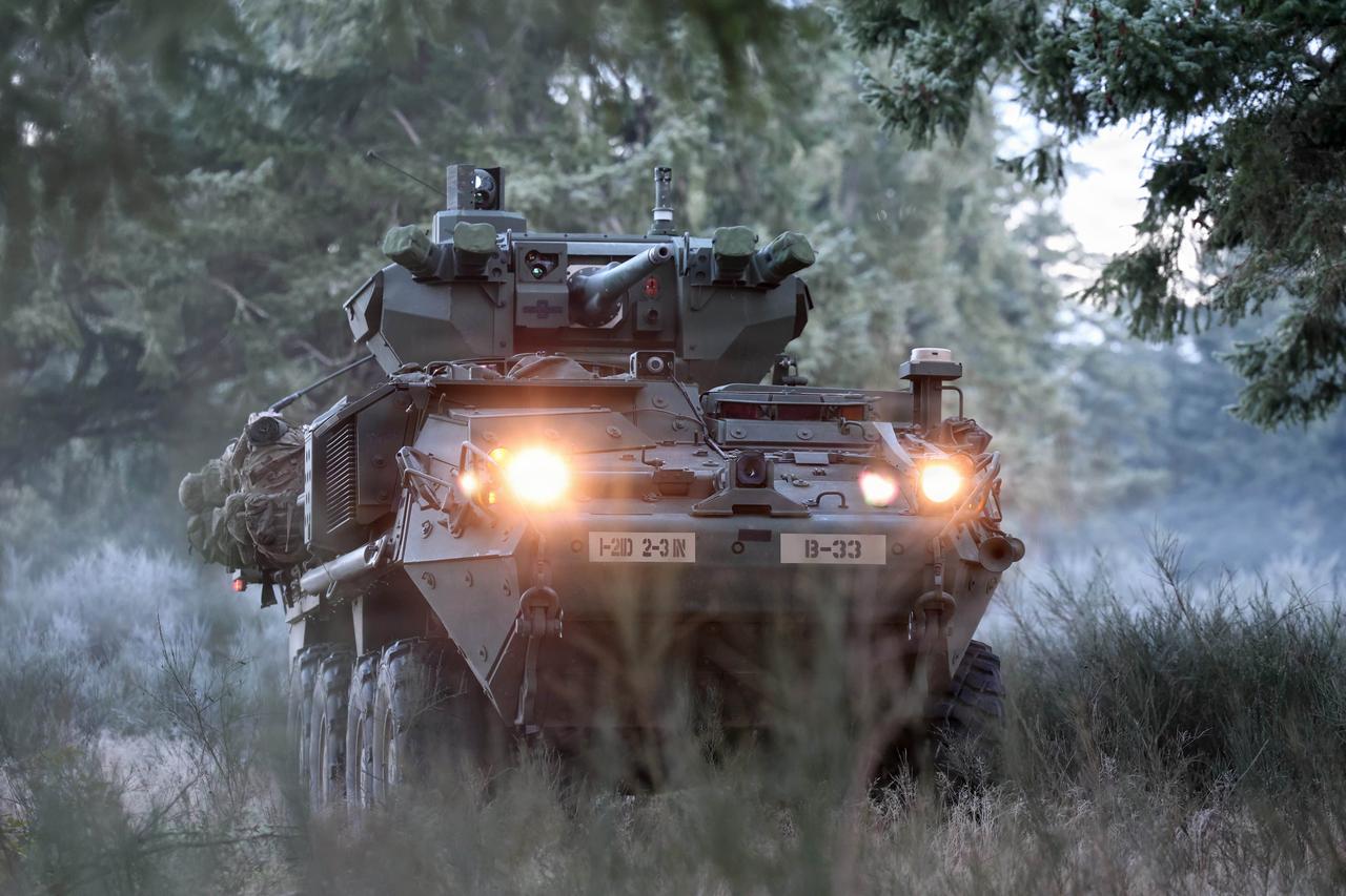 美国陆军第3步兵团第2营（绰号“爱国者”）的一辆配备30毫米自动炮的8x8“斯特