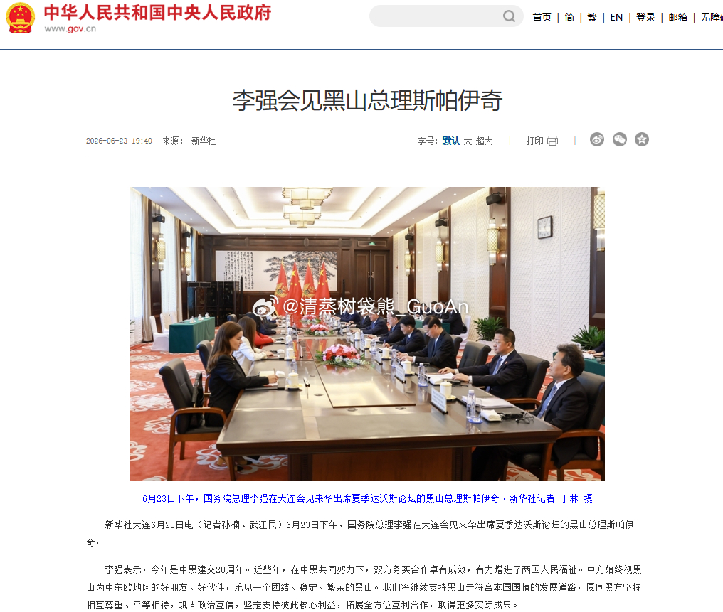 刚刷到斯帕吉奇的动态，和黑山总理坐一桌旁边的是黑山总理米洛伊科·斯帕伊奇，这几天