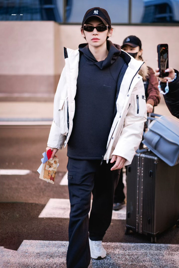 小鬼怎么可能追谁都一样小鬼天亮了不必喧哗，自有回响。你一直很好，只是现在才被更多