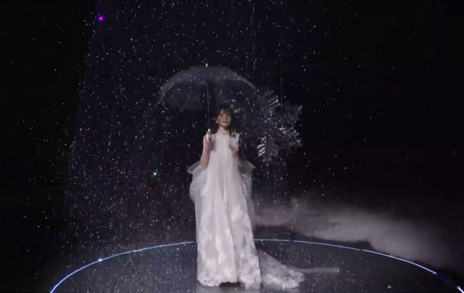 田曦薇给我下了一场告白雪  是谁被这场浪漫暴击狠狠拿捏了！vivo发布会现场飘起