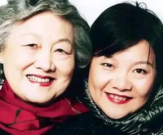 2008年，章含之抢救无效逝世，女儿洪晃本打算将其与自己的父亲乔冠华进行合葬，可