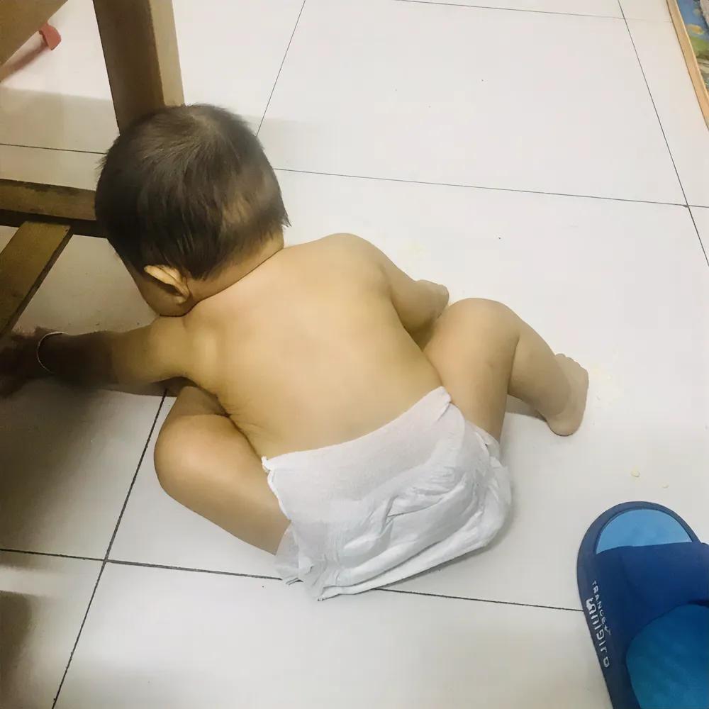 当熊孩子在玩米饭，
该不该打？
最近总是不怎么吃饭，
吃着吃着吐出来玩，
一天要