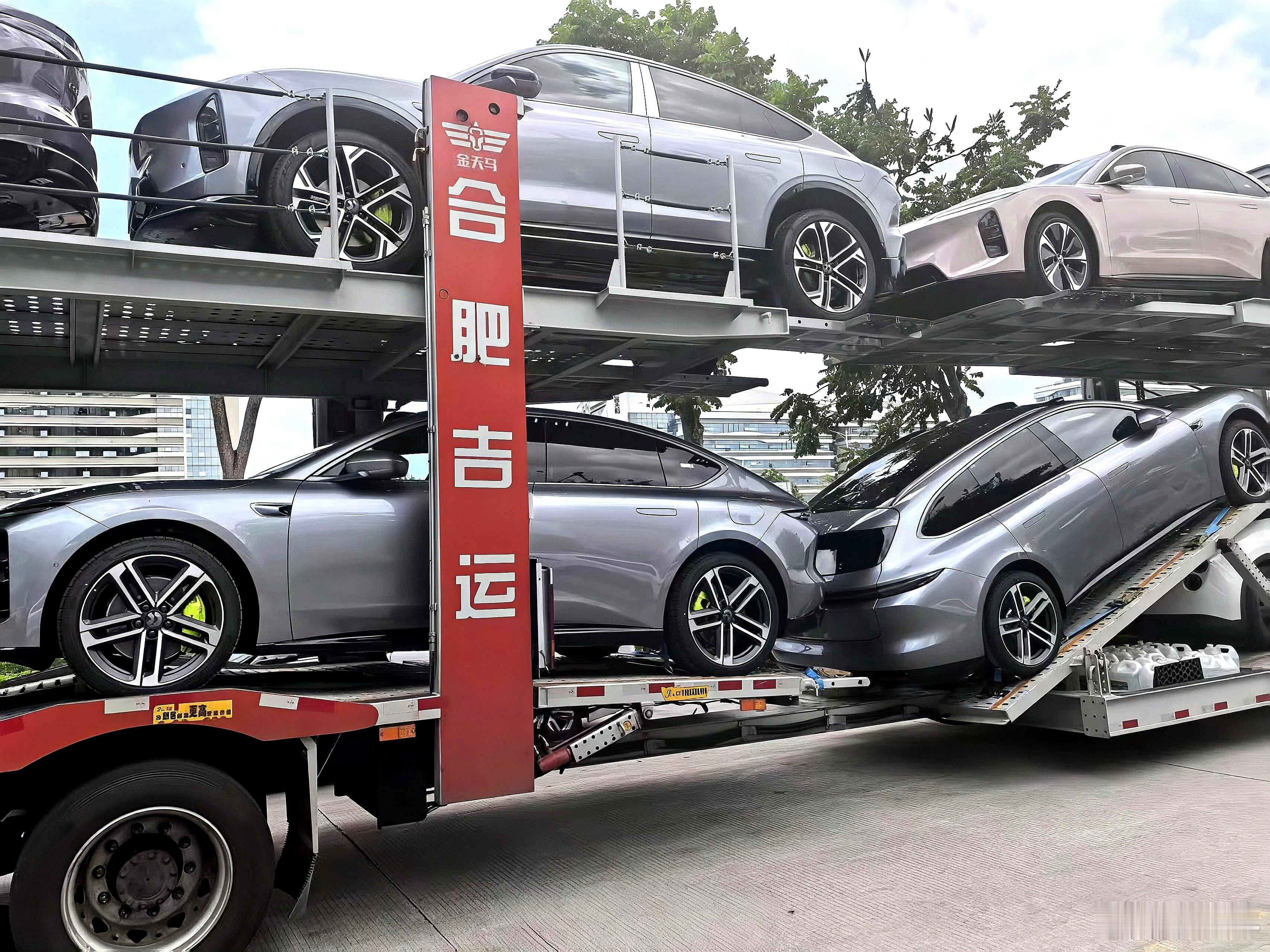 蔚来昨天预告的冠军版车型已经被拍到在运输中了，各种荧光绿的内饰配件还是挺有风格的