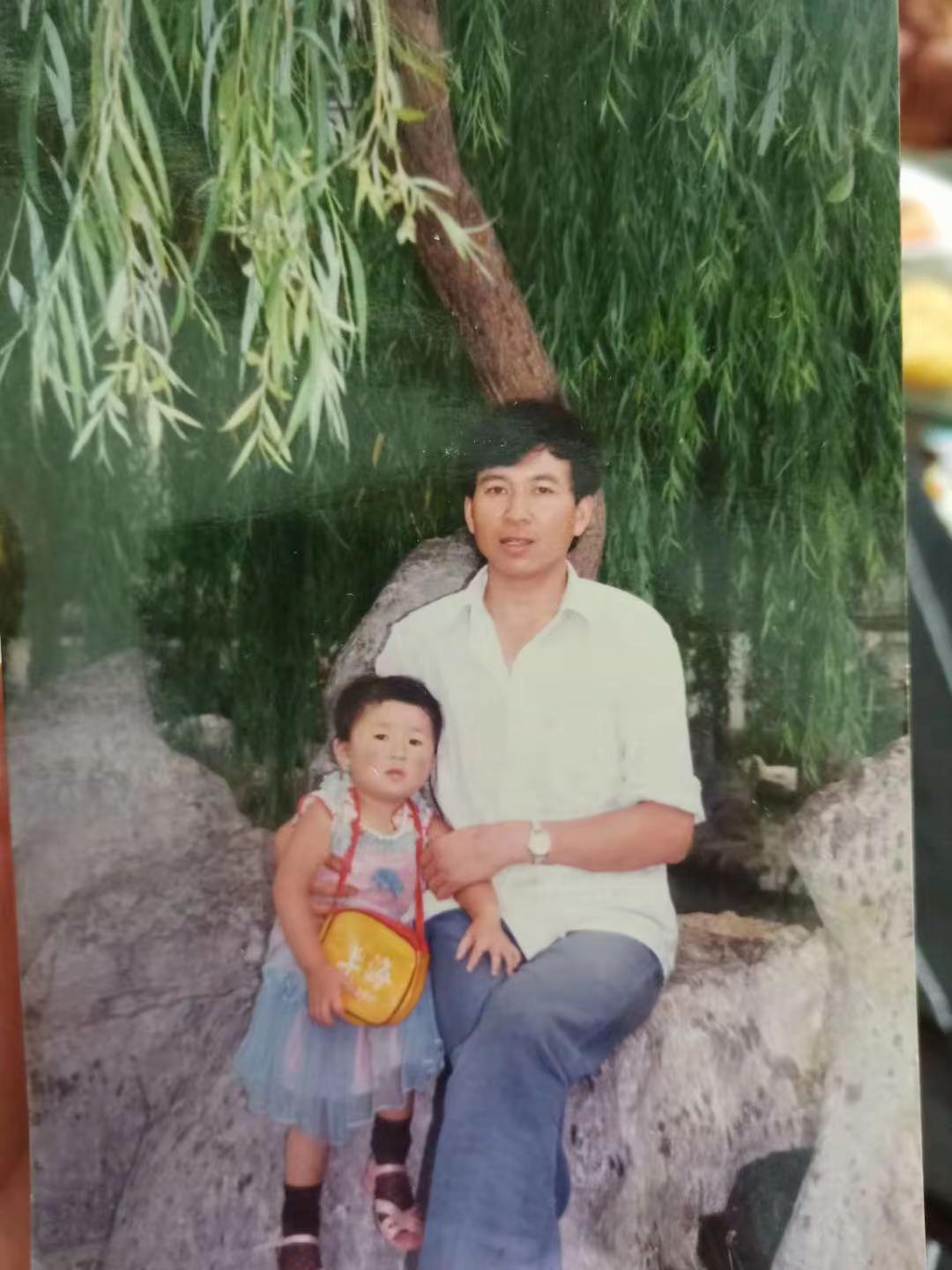 我爸年轻时可真帅啊    基因强大    难怪我这么好看😀😀