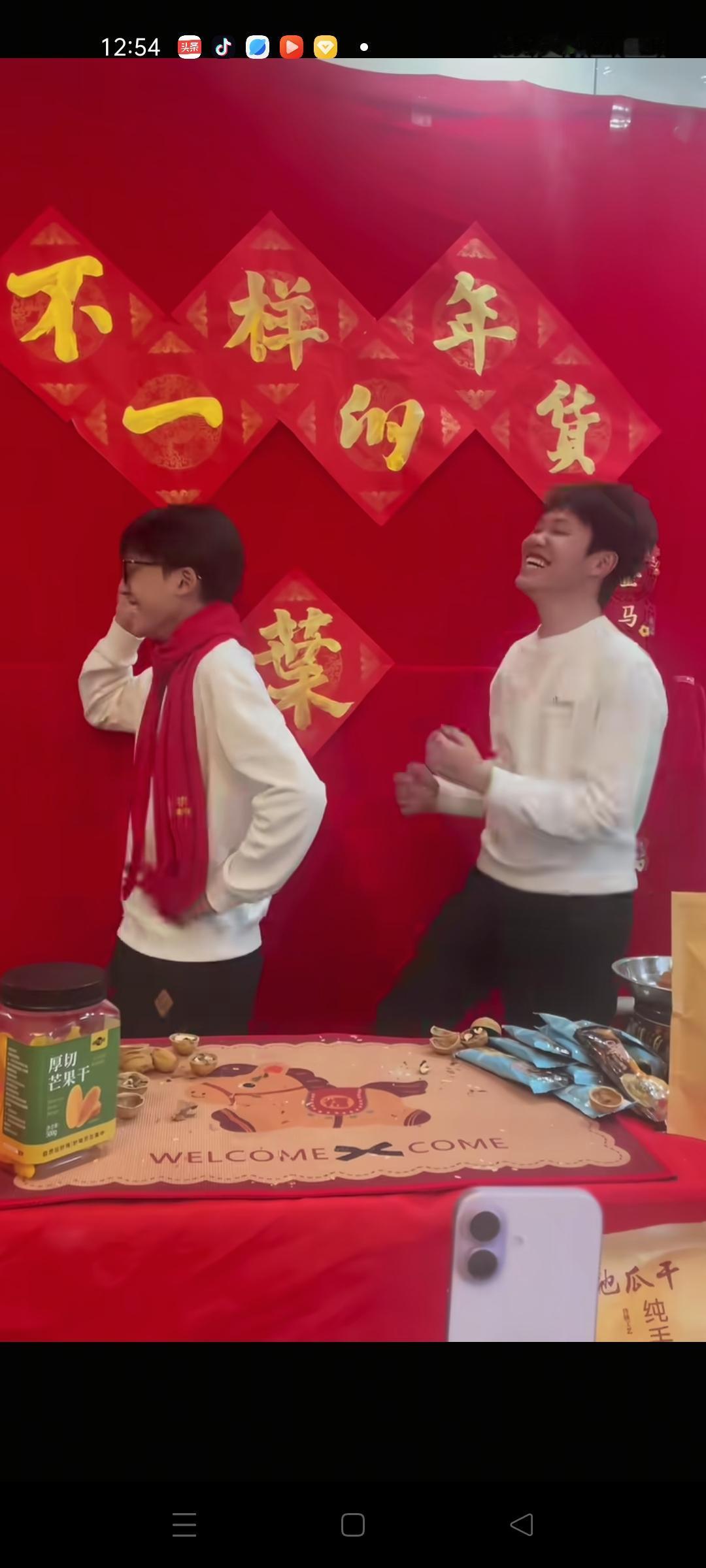 叶锐聪带货卖多卖少不重要，能把气氛搞起来也是小伙子的功劳，在直播现场，叶锐聪和弟