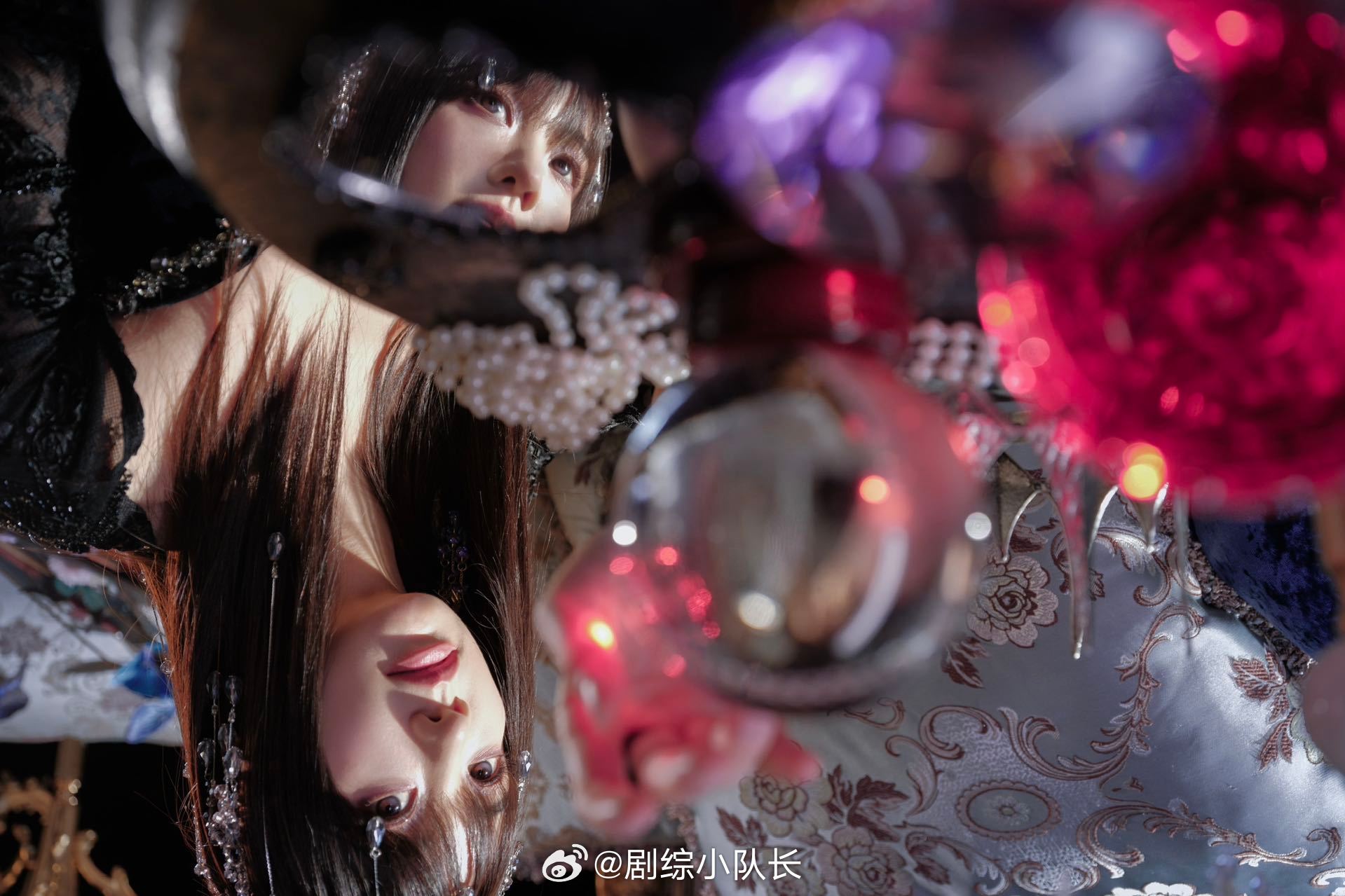 胡意旋小白花爆改黑玫瑰天呐！胡意旋这是要鲨我！黑色蕾丝裙勾勒完美身材，手拿王冠的